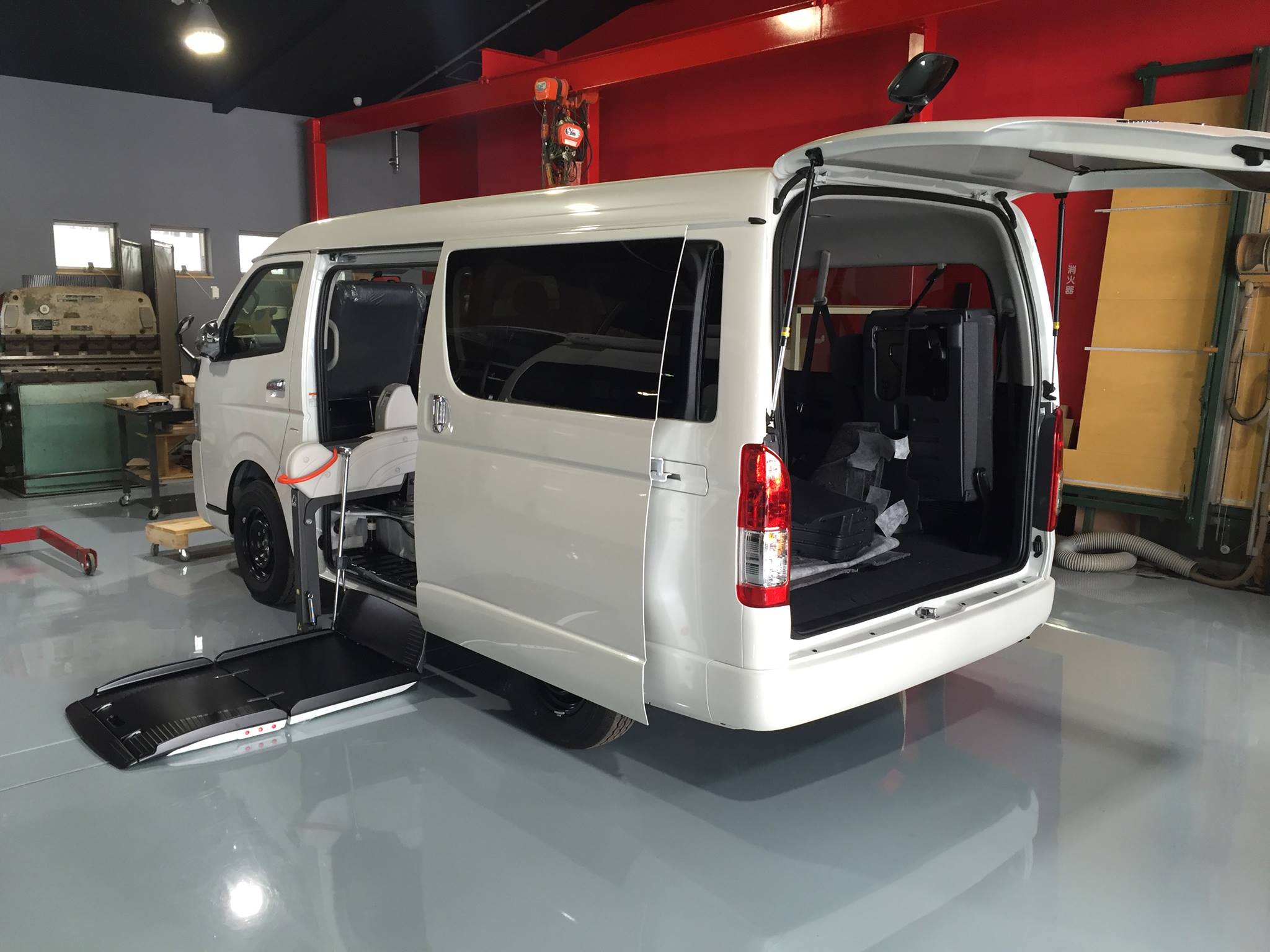 福祉車両コンプリートカー ハイエースgl サイドアクセス車いす移動車 ヒカル自動車工業