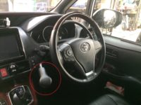 手動補助ブレーキは、アクセルとブレーキの踏みかえに自信が無くなった時に役立ちます。